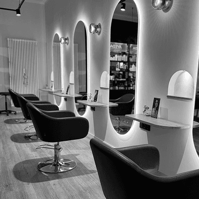 Salon Interior Petite Maison – Arbeitsplätze mit Spiegeln