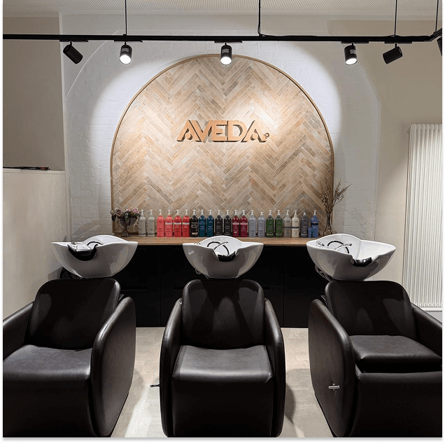 Waschbereich und Aveda-Bereich im Salon Petite Maison